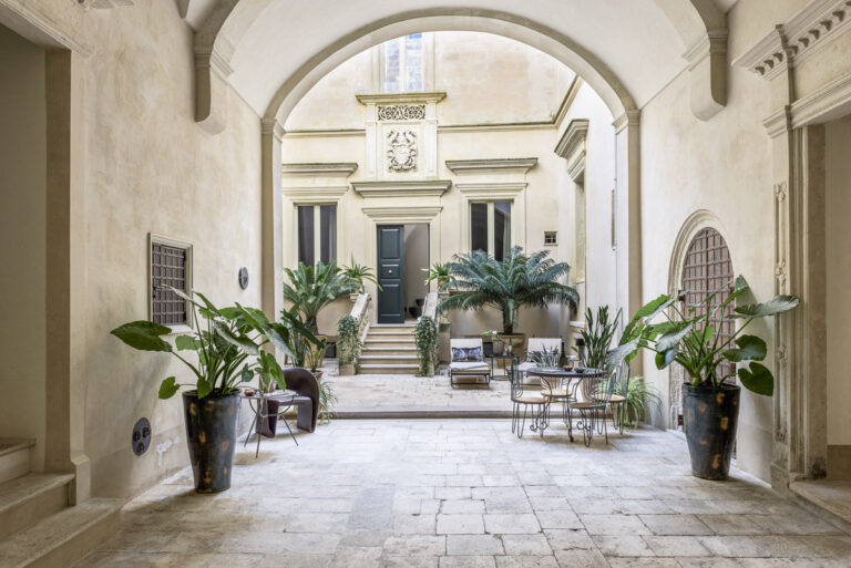 Palazzo_Maresgallo_-_dimora_storica_-_b_b_-_luxury_-_Lecce_-_Salento_-_Holiday_-_vacanza_-_androne